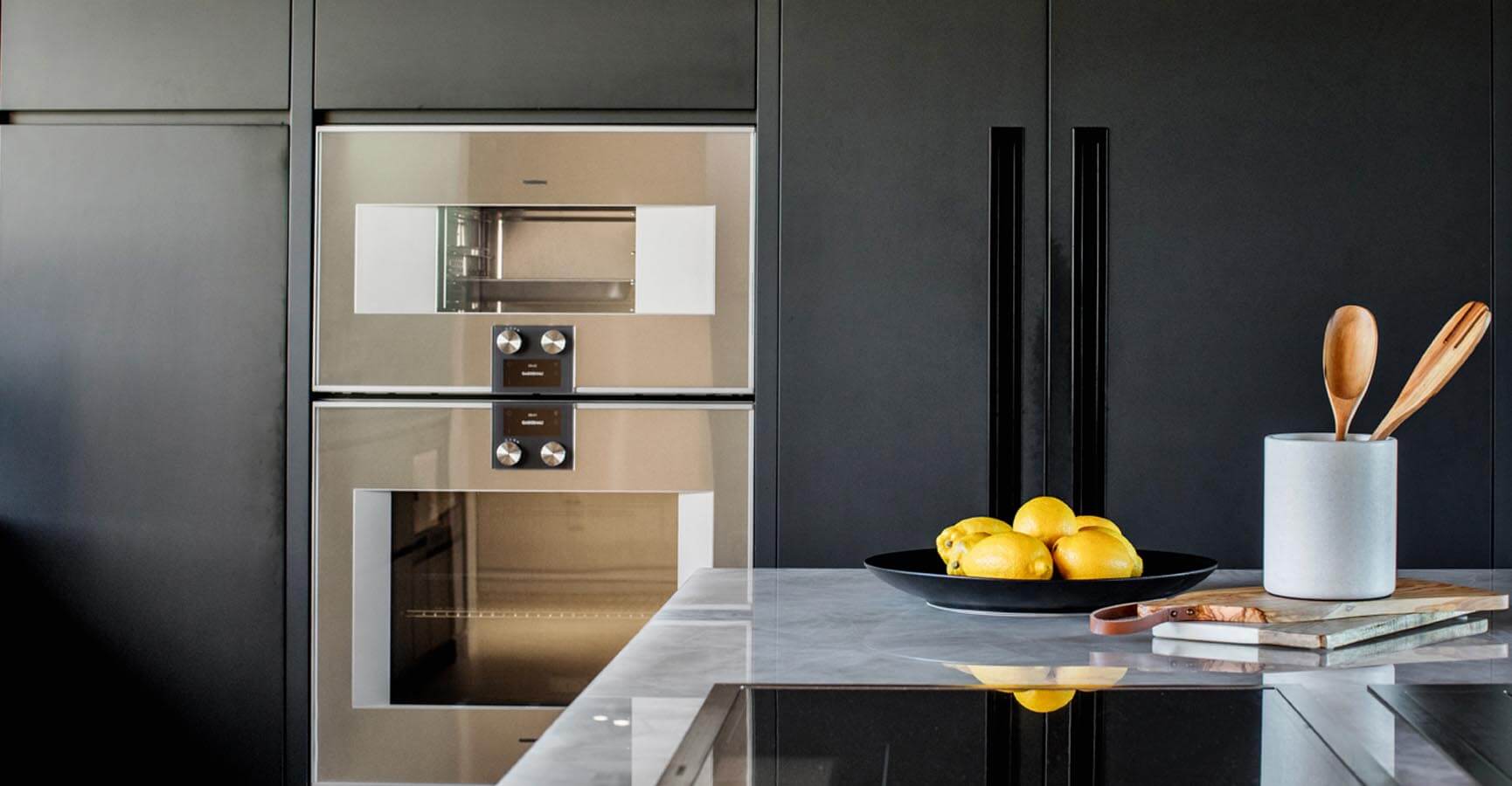 Modern Kitchen Fridge, Stove & Breakfast Bar